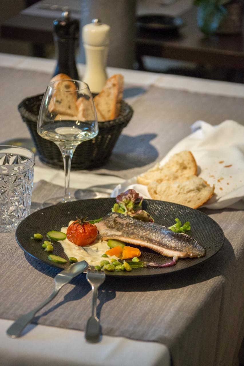 Logis Hotel Restaurant La Brasserie Treignac Exterior photo
